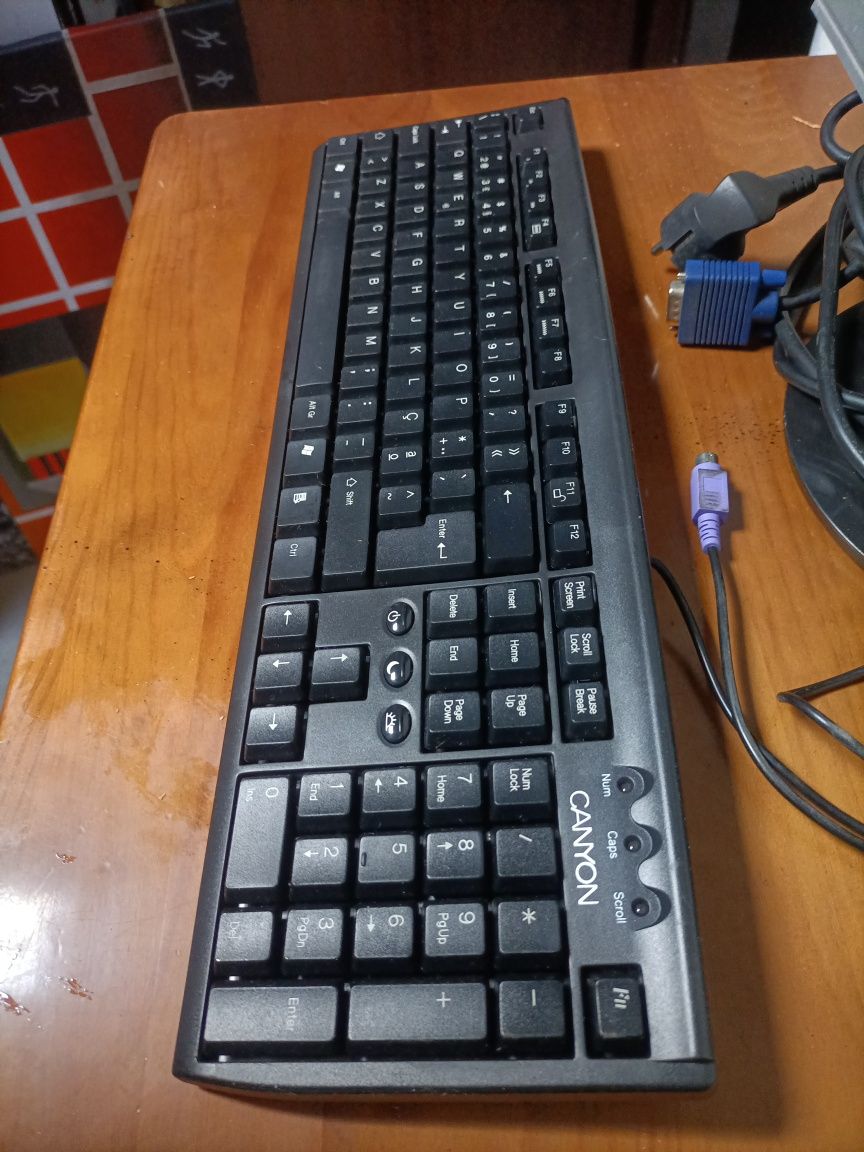 Monitor em bom estado, a funcionar em perfeitas condições + teclado