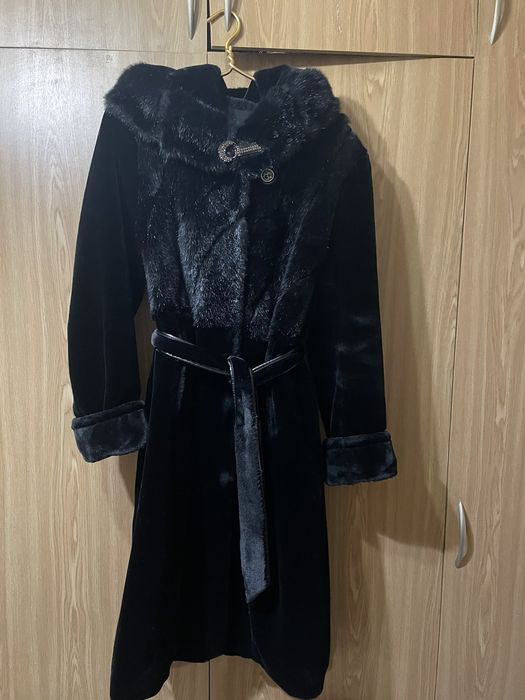 Продам шубу с Мутона с капюшоном чёрная доставка новой поштой або Укра