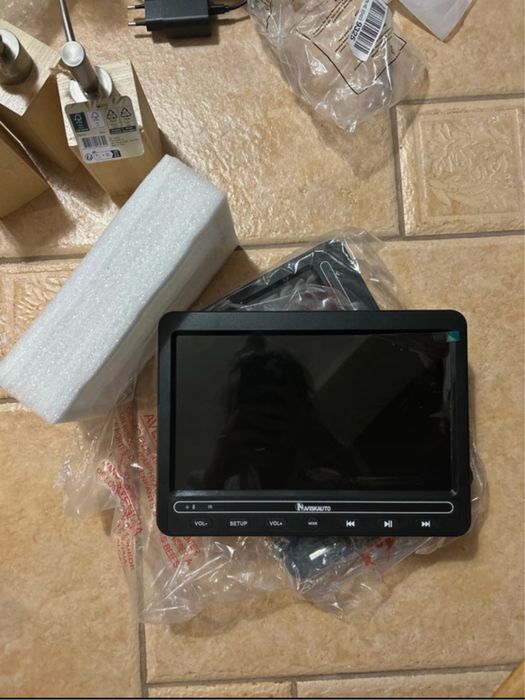 Przenośne odtwarzacze DVD telewizorki do samochodu 2 sztuki nowe