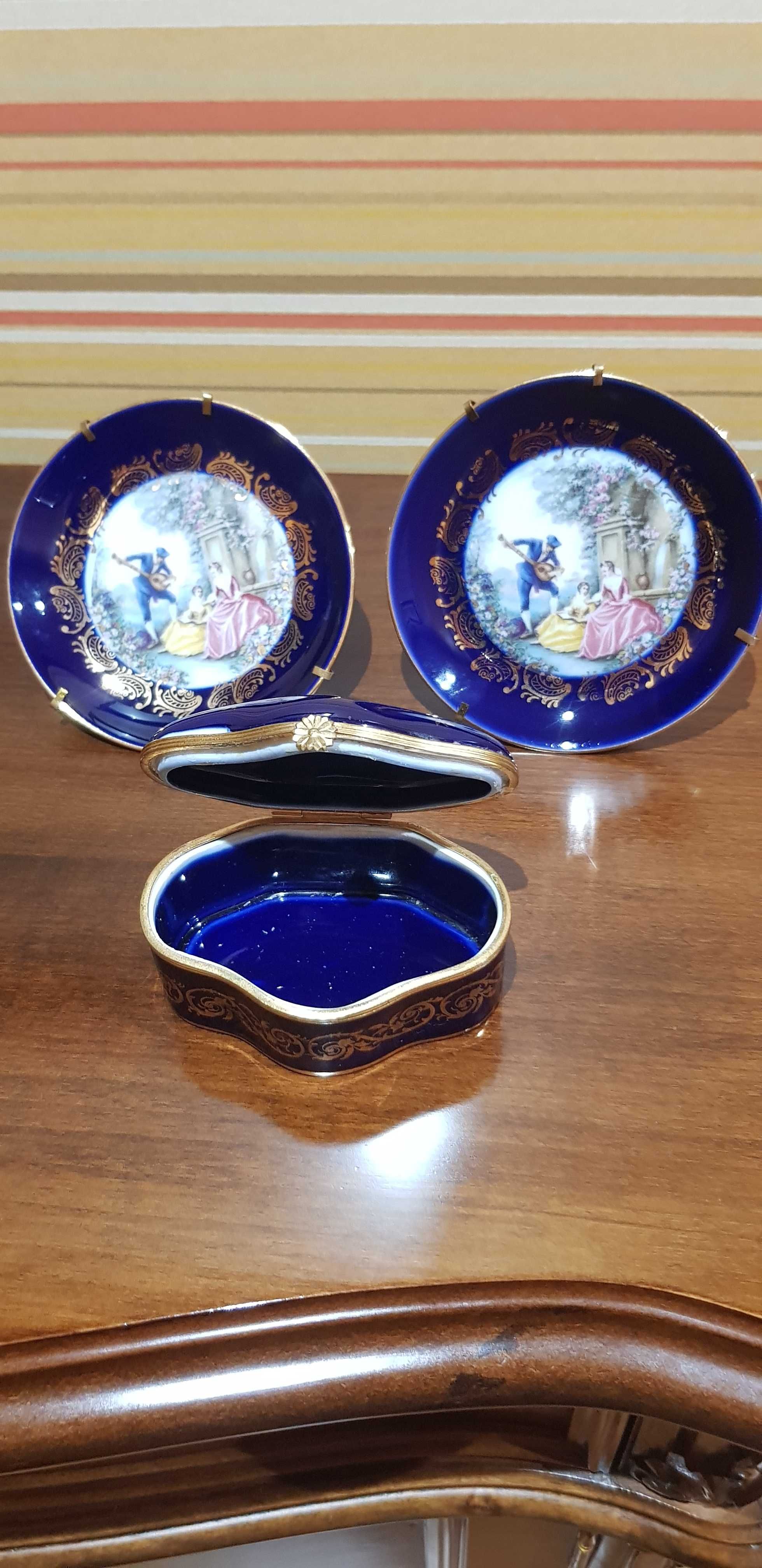 Caixa e dois pratos de porcelana francesa Limoges.