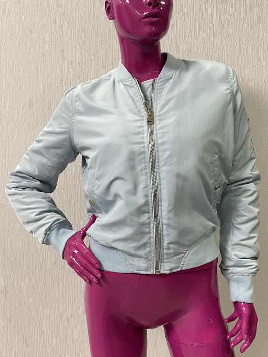 Дутая куртка голубая Stradivarius женская(весна-осень)