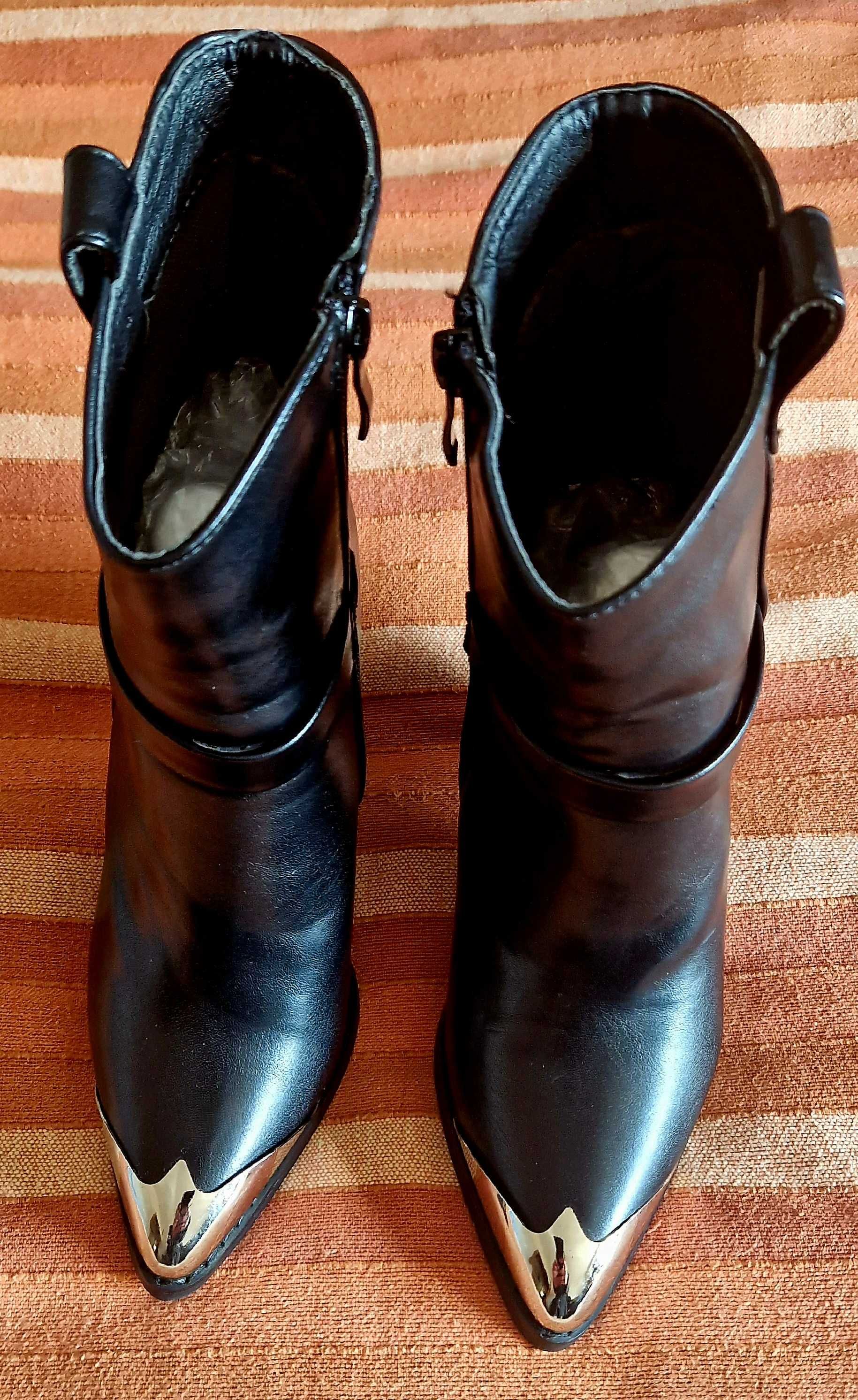 Botins c/ ponteira em chapa metálica - Novos