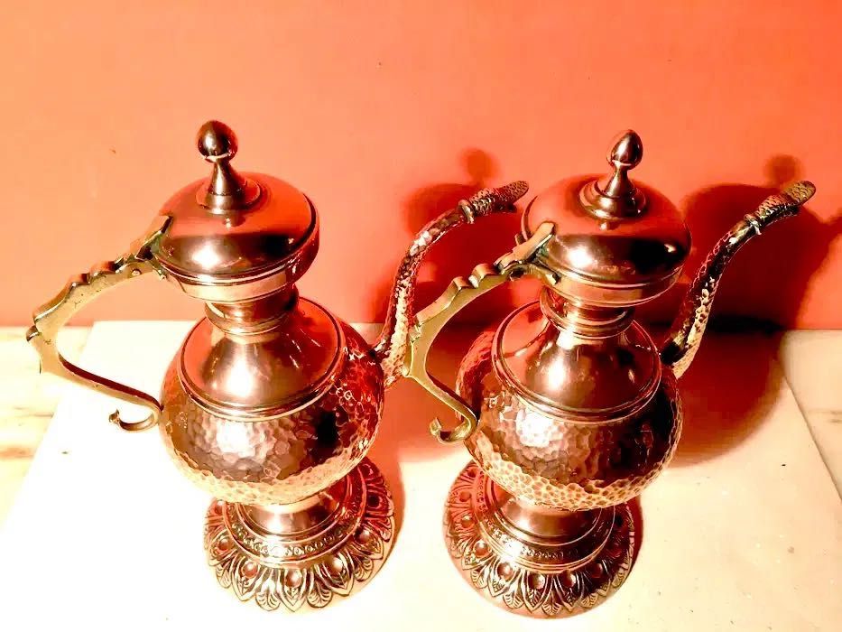2 GALHETAS em cobre e latão martelados - 1a metade do séc.  XX