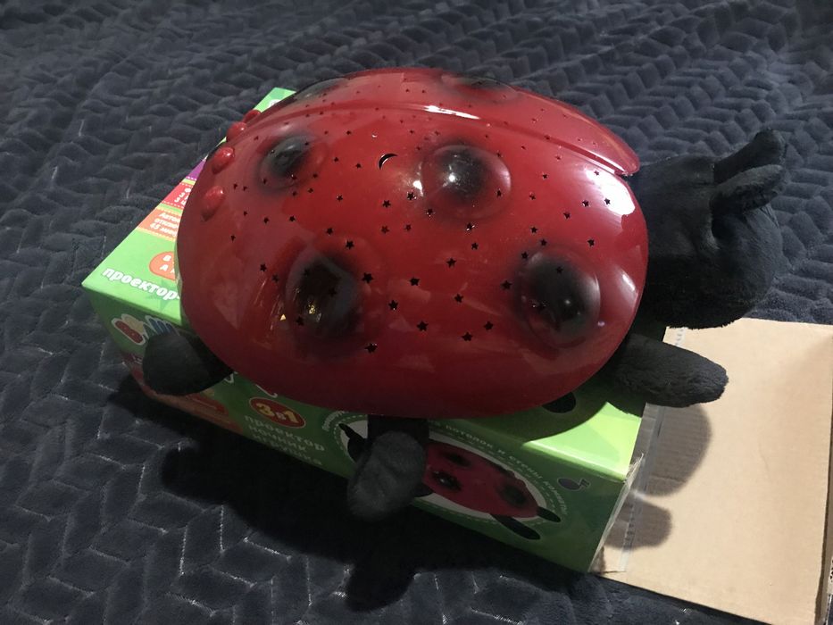 Іграшка-нічник (проектор зоряне небо)