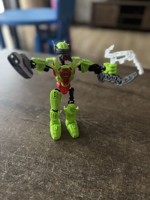 Zabawka robot/ konstrukcja/ chłopiec/ dziecko