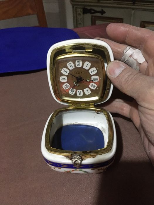 Relogio de mesa em metal e ceramica