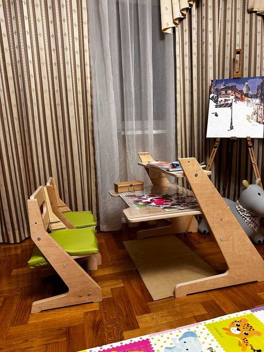 Ергономічний дитячий стіл зі стільцями - формує здорову осанку