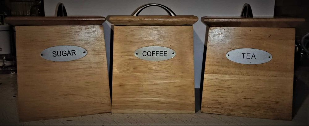 Pojemniki drewniane na cukier, kawę i herbatę.