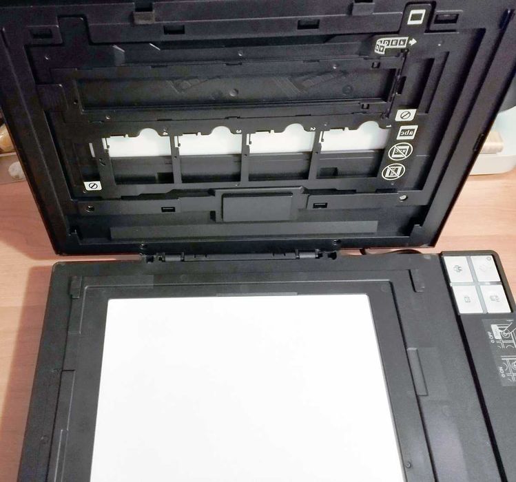 Skaner Epson Perfection V200 Photo, także do negatywów i przezroczy