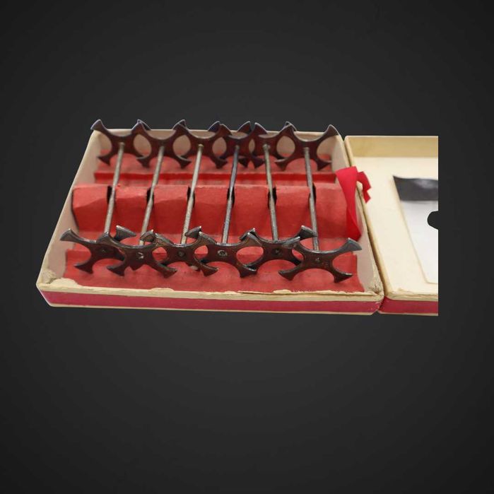 Zestaw metalowych koziołków pod sztućce w pudełku b51/102160