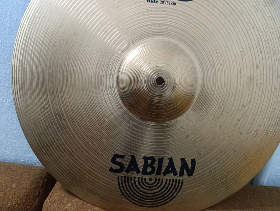 Sabian B8 Ride, диаметром 20 дюймов (51 см).