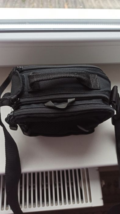 Невелика сумочка для камери чи іншого