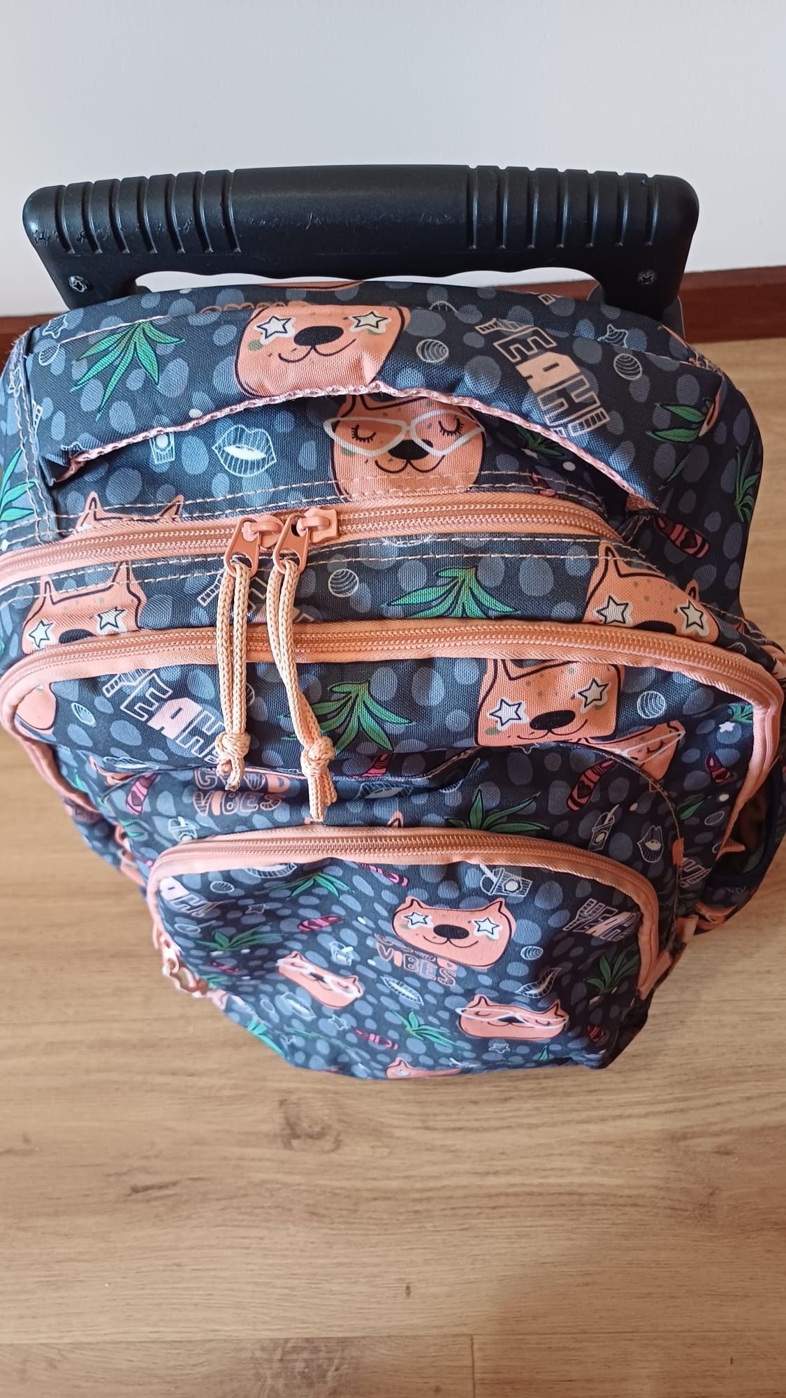 Mochila escolar com rodinhas e alça retrátil
Possui vários compartim