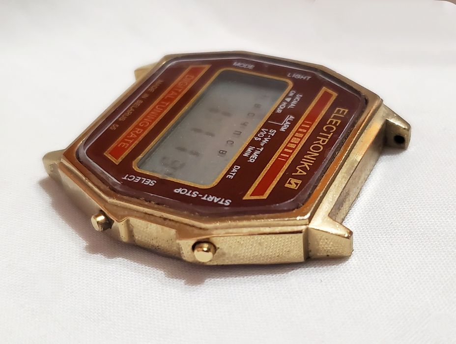 Продам часы Электроника в жёлтом корпусе на ходу марка  периода ссср