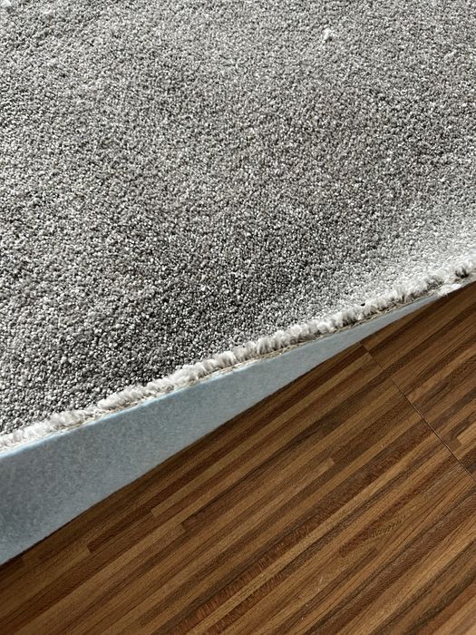 Wykładzina podłogowa nowa, 550 cm x 130 cm, szara