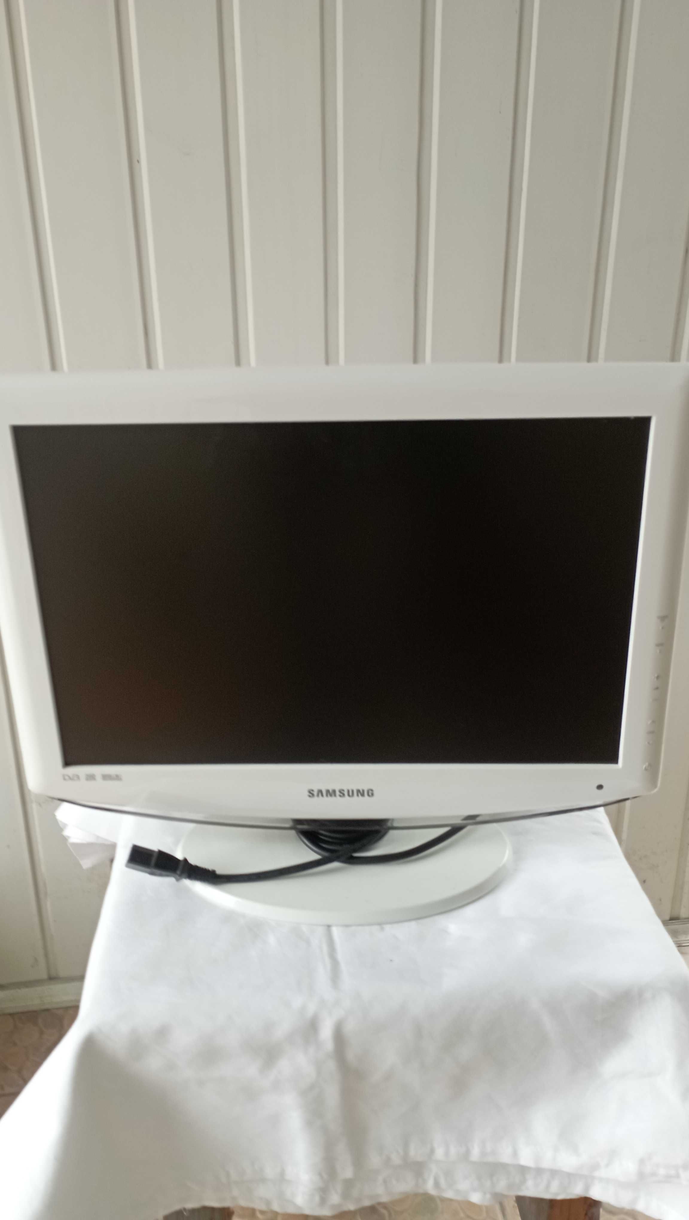 Монитор телевизор Samsung LE,,22B450C4W.