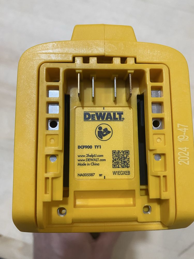 Акумуляторний ударний гайковерт 18V XR 1/2" 1396Nm  DeWALT DCF900 нове