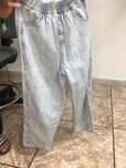 Calças jeans azuis claras