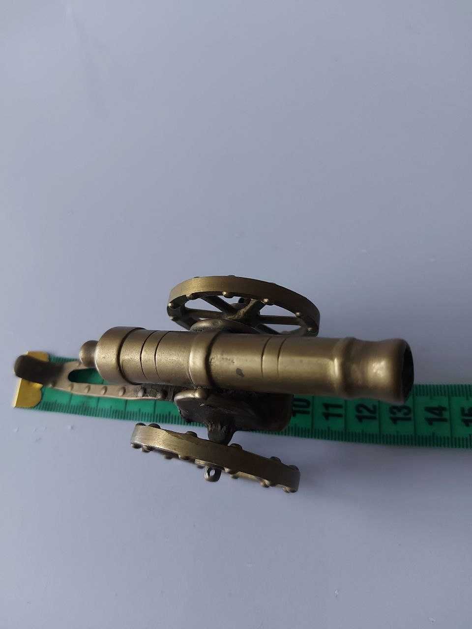 Вінтажна маленька латунна модель гармати, пушка