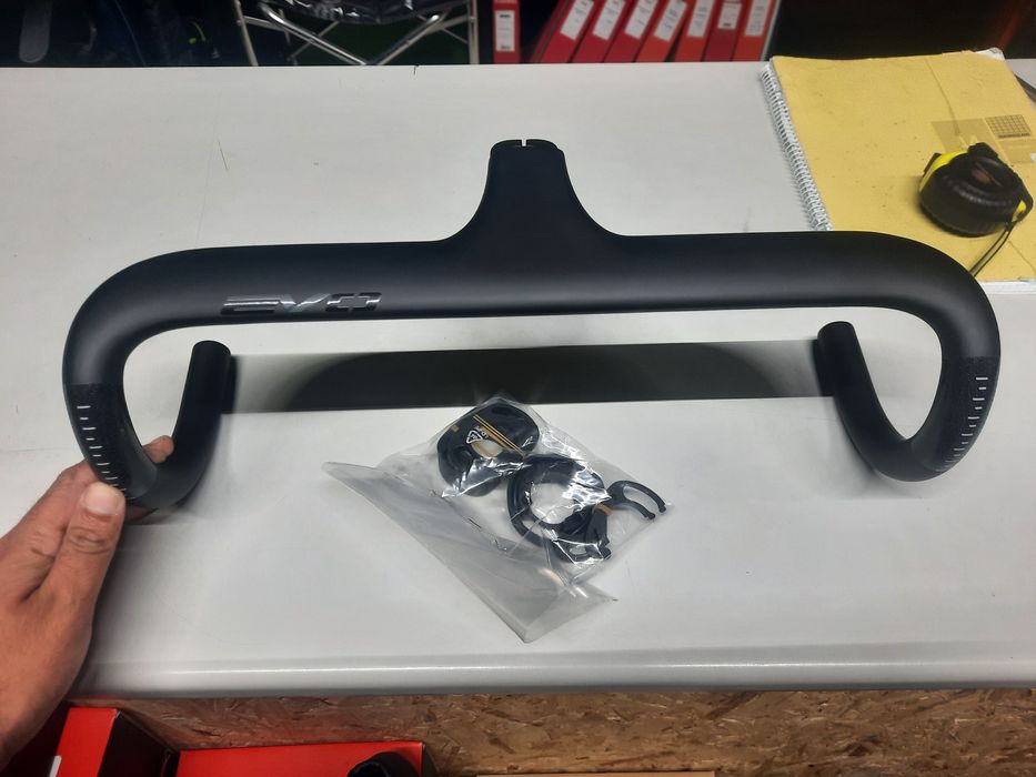 Guiador de estrada carbono integrado