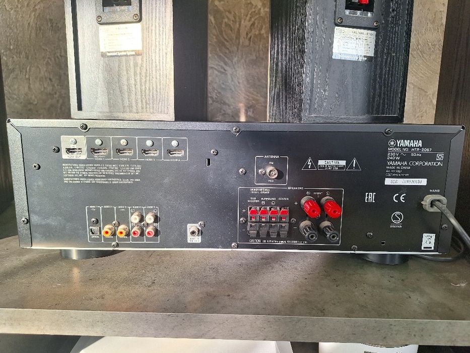 Zestaw kolumn z Amplitunerem Yamaha HTR-2068