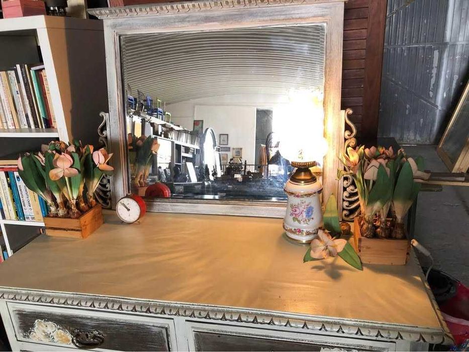 Cómoda clássica pintada a mão e espelho