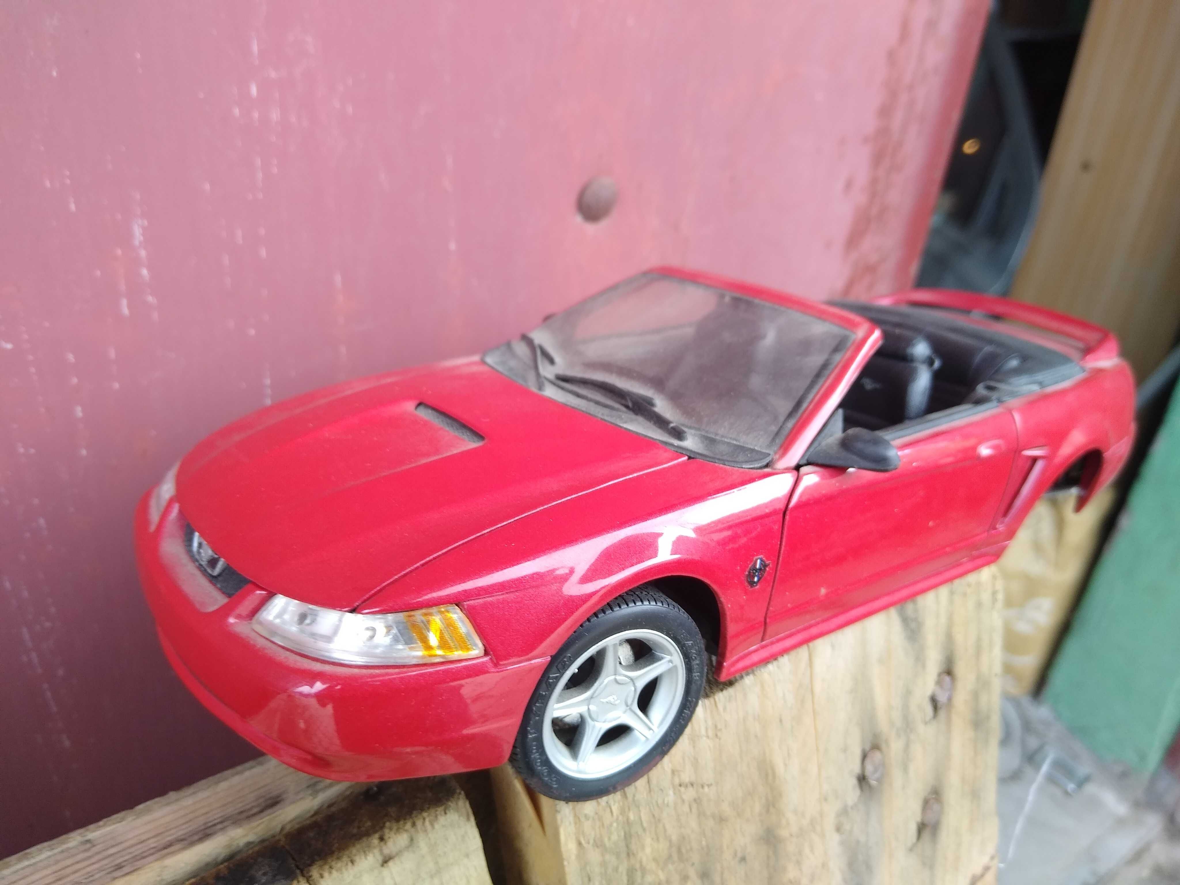 Ford Mustang GT cabrio 1999 - Maisto 1/18