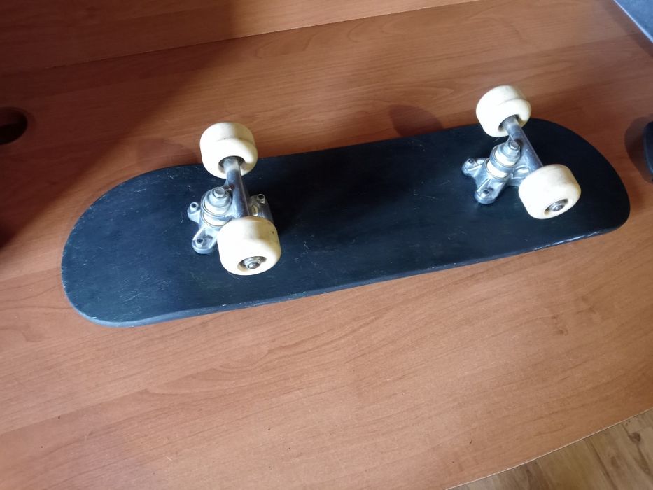 Deskorolka i ochraniacze na kolana dla dzieci