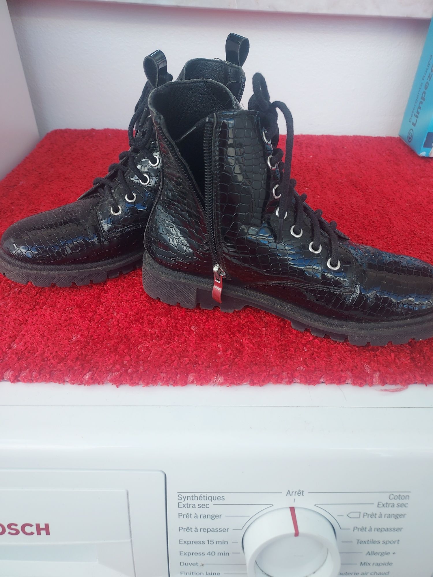Botas pretas menina
