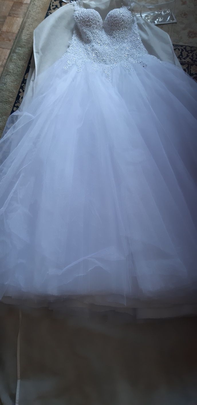 Suknia ślubna typu ksieżniczka