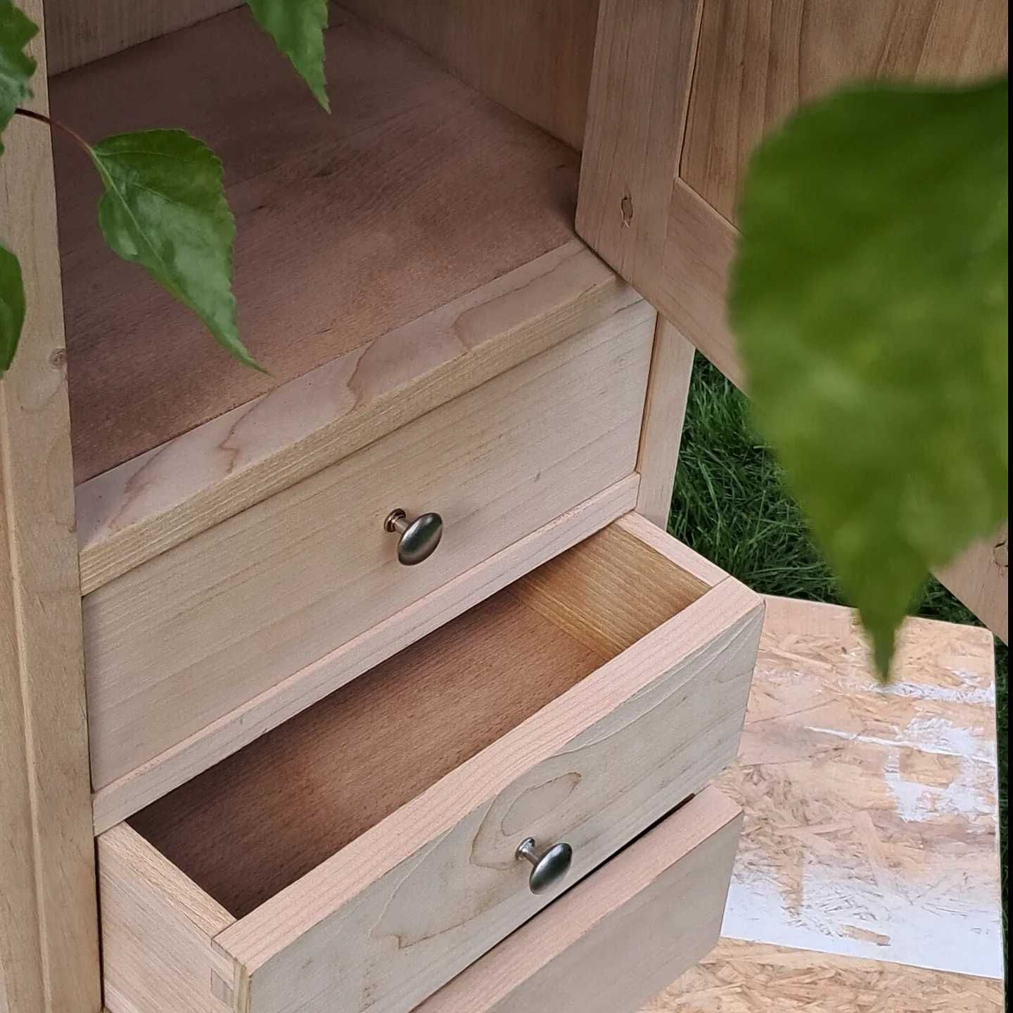 szafka drewniana stara oczyszczona do surowego drewna