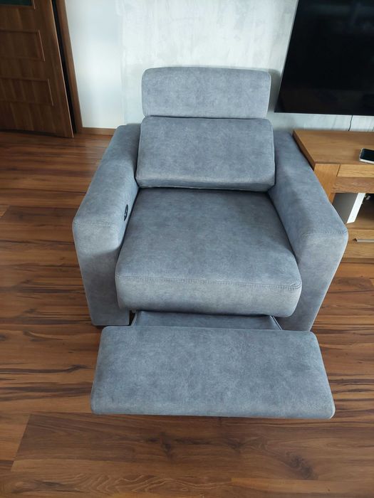 Fotel z elektrycznym podnóżkiem