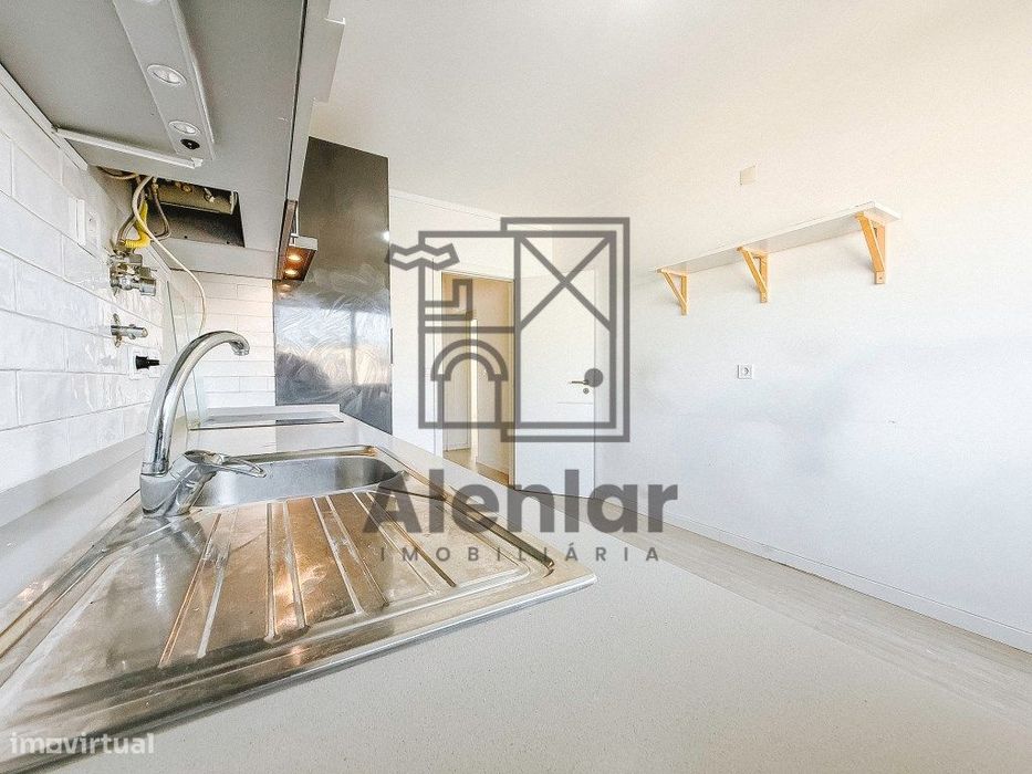 Apartamento T2 remodelado no centro do Carregado