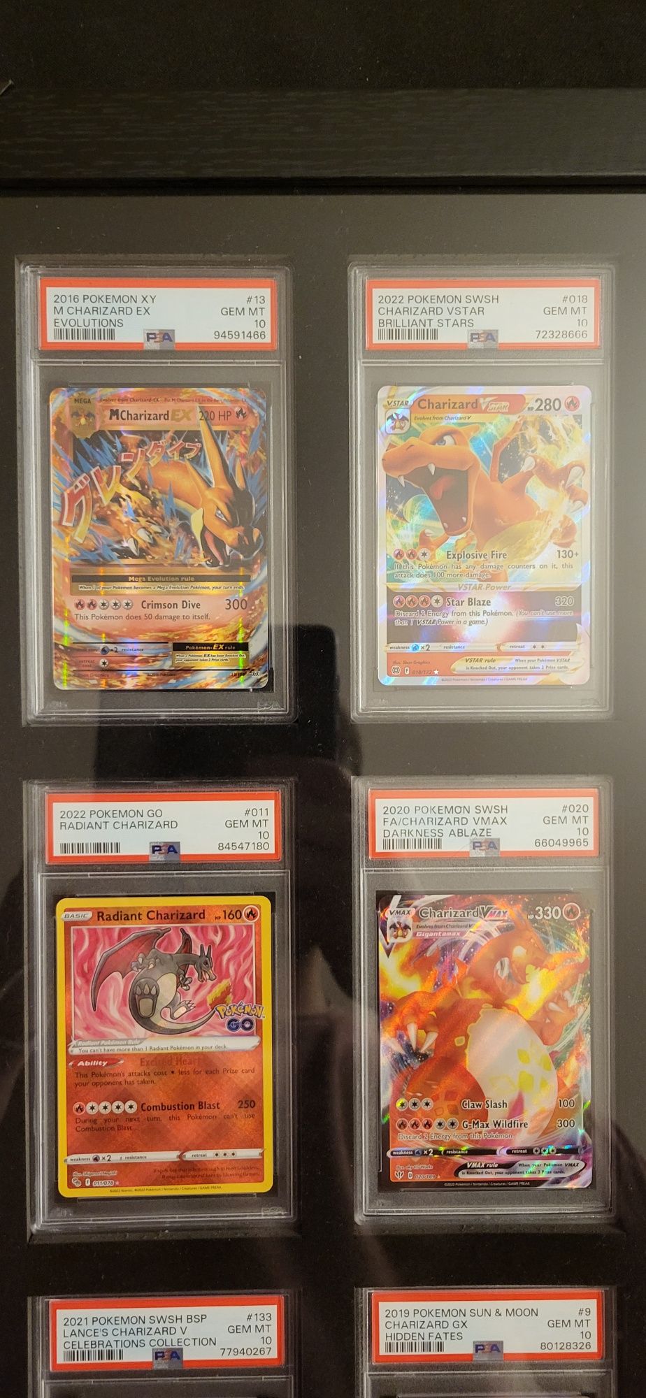 Moldura com 9 slabs de cartas Pokémon Charizard psa 10