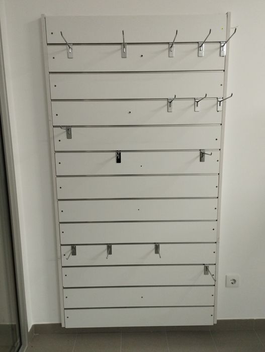 Estantes metálicas e painéis multi régua