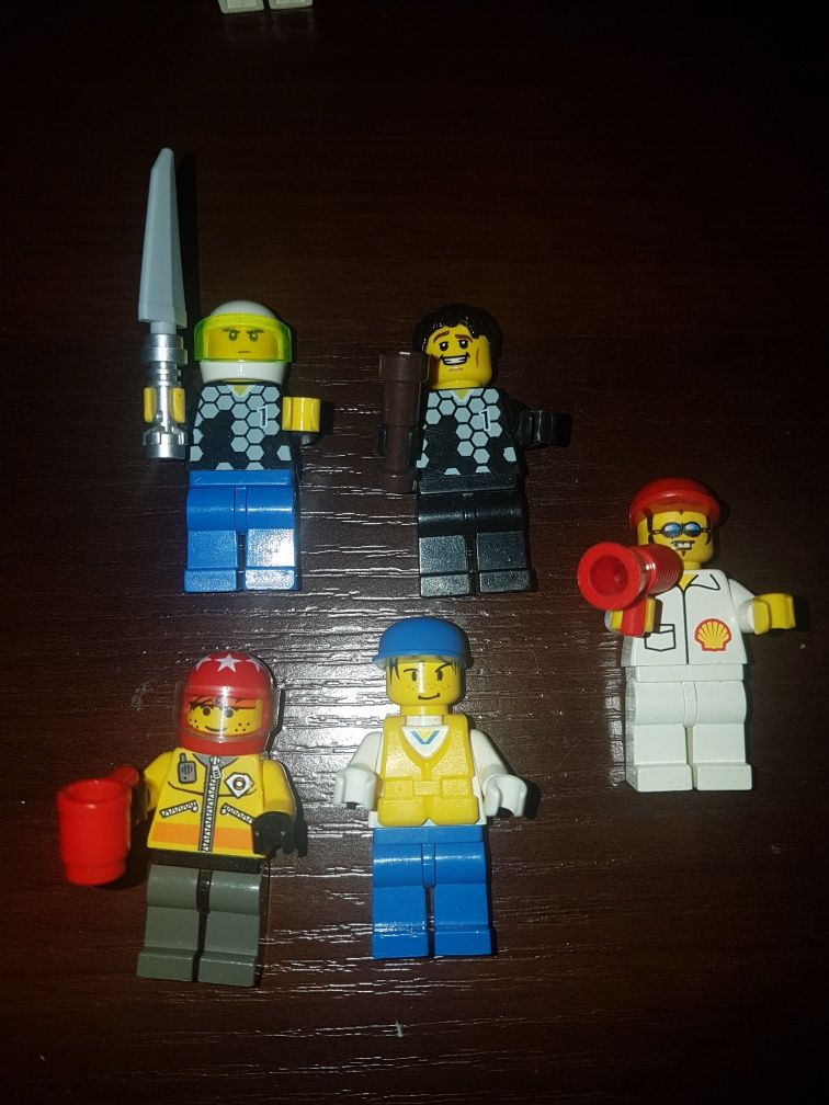 5 ludzików Lego klocki Kierowcy Rajdowi Wyścigi Palowo Samochody Kaski