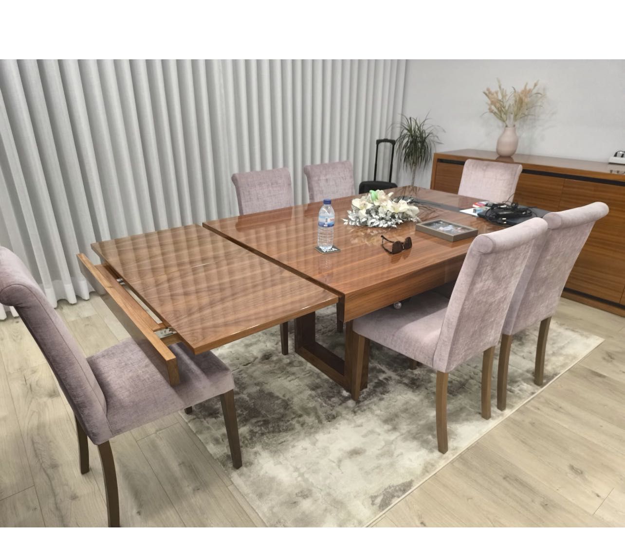 Vendo mesa 160x110 e extensível, folha de Nogueira, alto brilho.