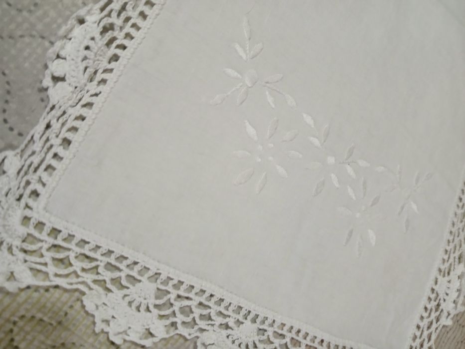 Naperon de linho bordado à mão com renda