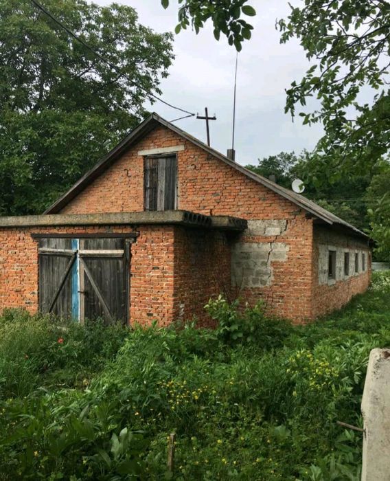 Продається комплекс будівель  та земельна ділянка 5,6 га поряд дороги