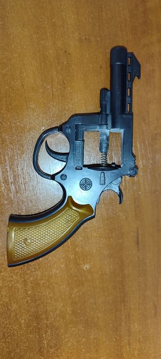 Пістолет на пістонах рівольвер