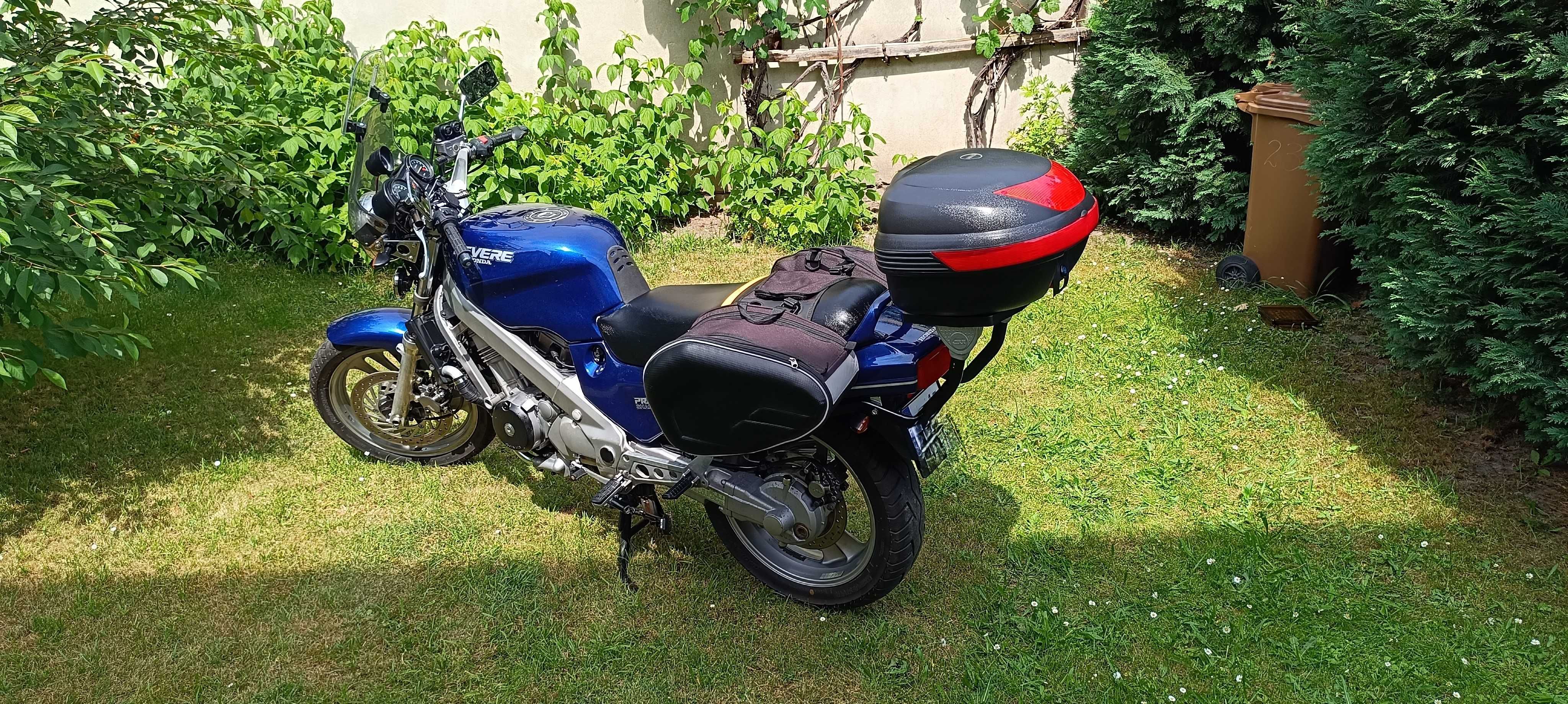 Motocykl Honda Revere 650 NTV RC33