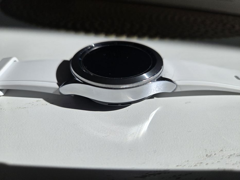Smartwatch Samsung Galaxy Watch 4 Classic Srebrny z białym paskiem