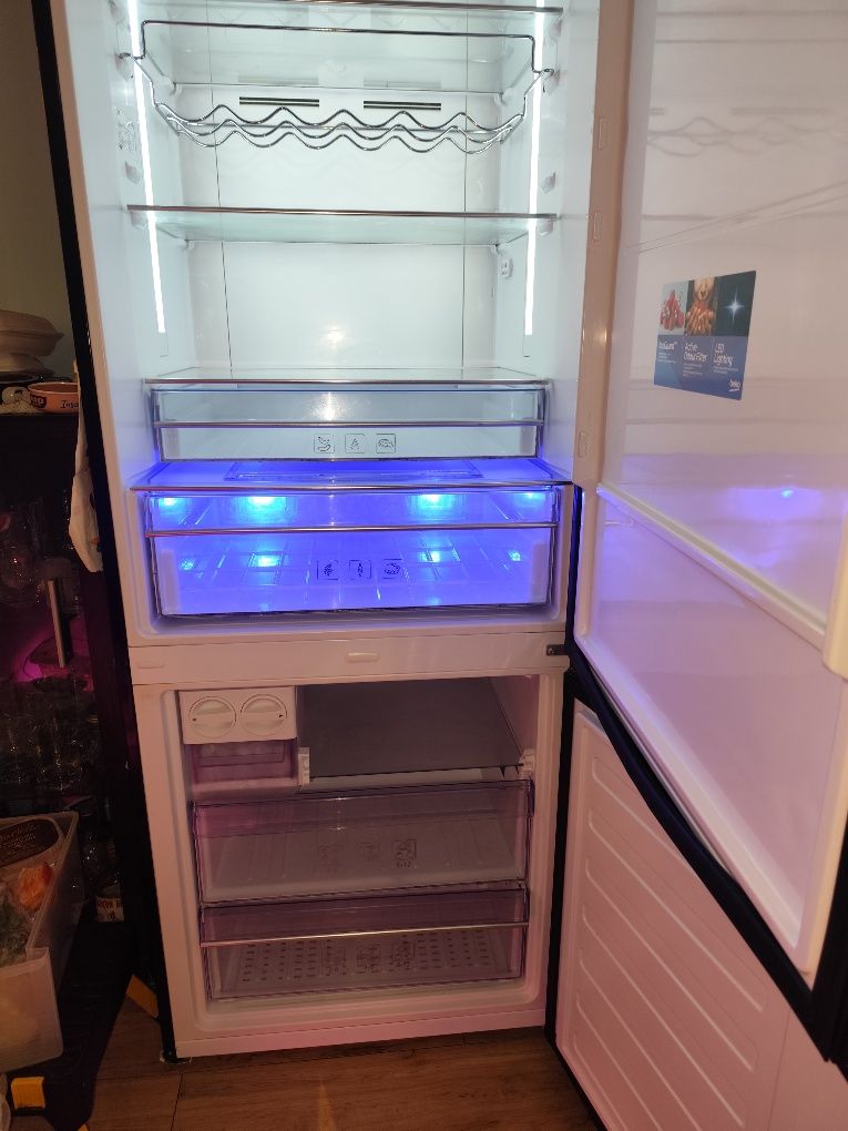 Lodówka BEKO czarne lustro 70 cm