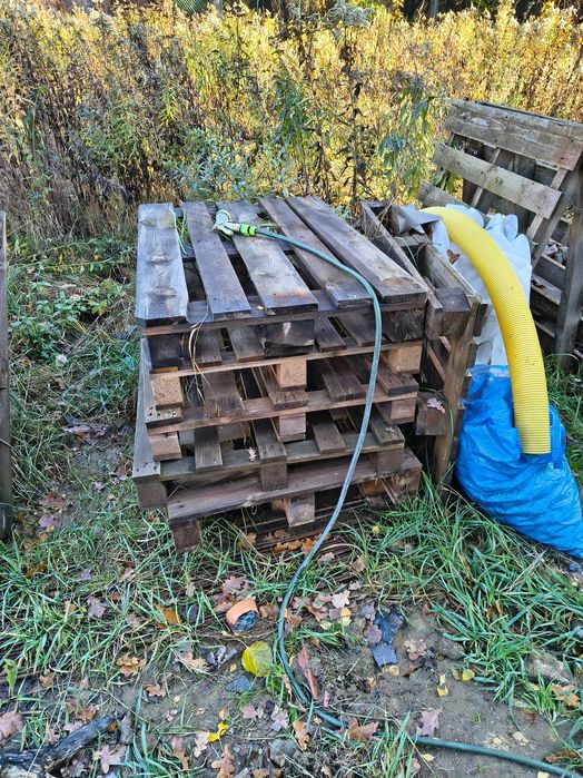 Oddam palety i deski z budowy plus złom.