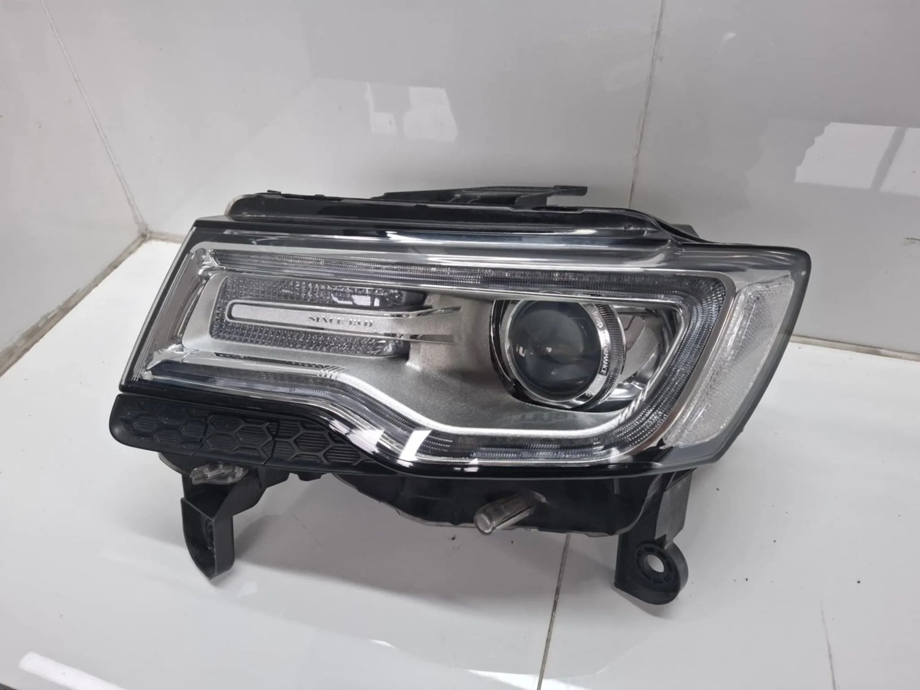LEWA LAMPA PRZEDNIA PRZÓD JEEP GRAND CHEROKEE WK2 XENON 14-