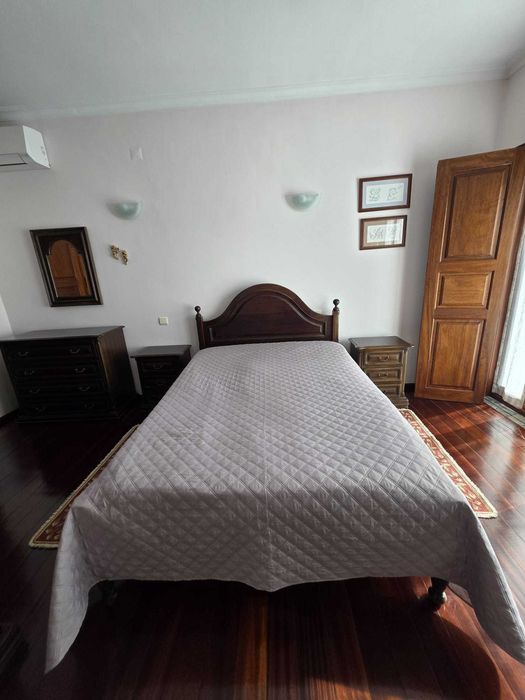 Mobília de Quarto Casal Mogno (Cama, Roupeiro, Cómoda, Mesa Cabeceira)