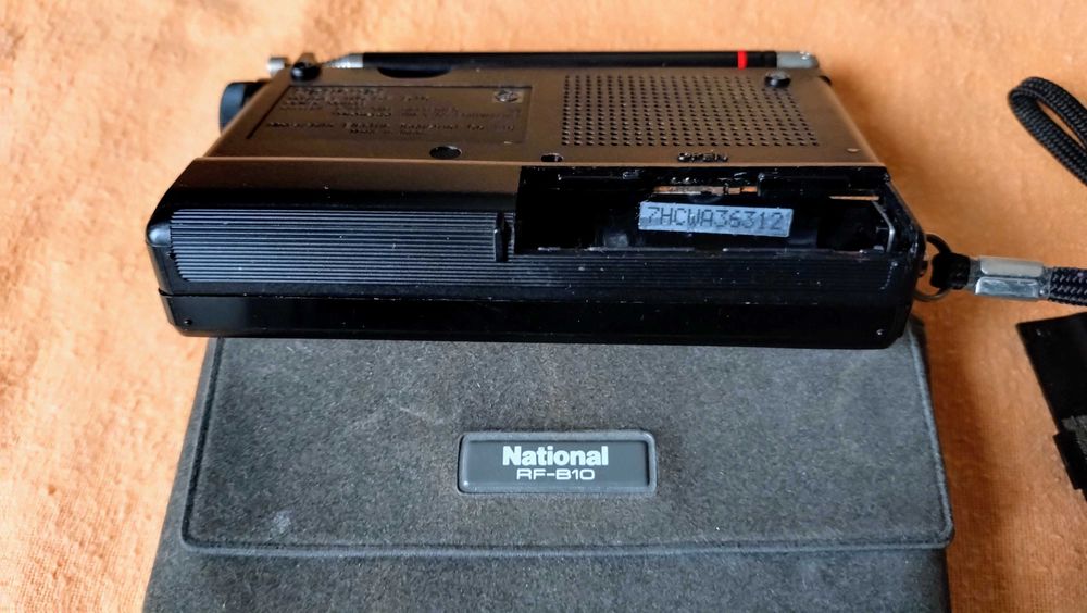 Mini radio portatil raro National/Panasonic RF-B10 8 Bandas