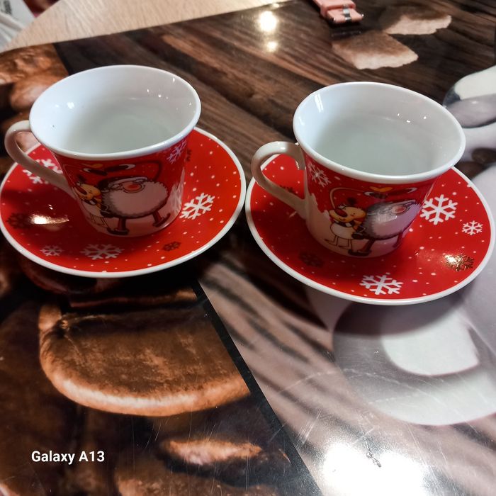 Dwie piękne małe świąteczne filiżanki do espresso