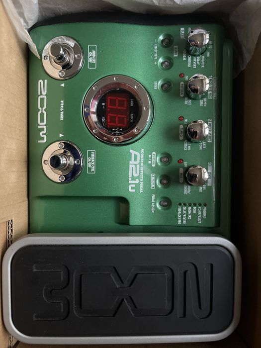 Pedaleira de efeitos acústicos Zoom A2.1u