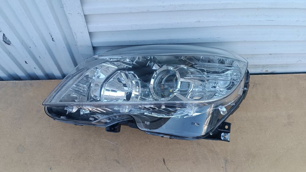 Vendo farol esquerdo de Mercedes C Class W 204 ano 2007/10